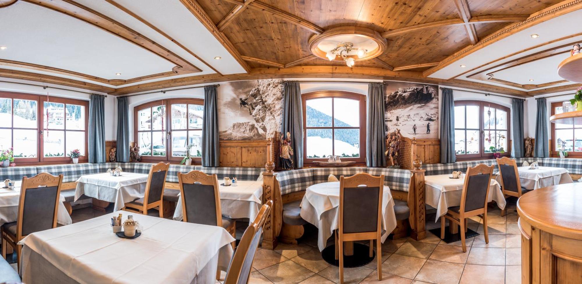 Garni Hotel Iris Selva di Val Gardena Exteriör bild