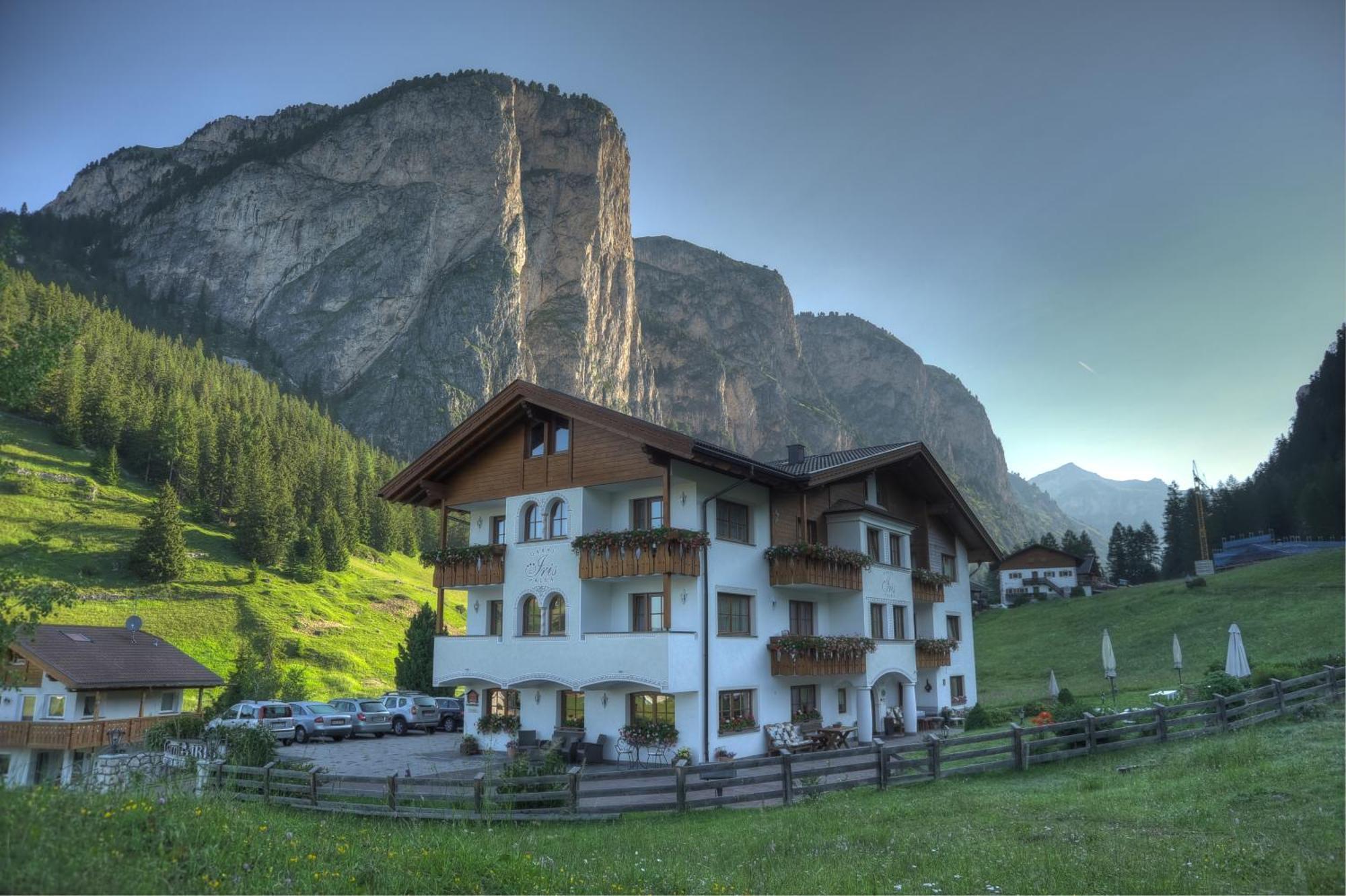 Garni Hotel Iris Selva di Val Gardena Exteriör bild