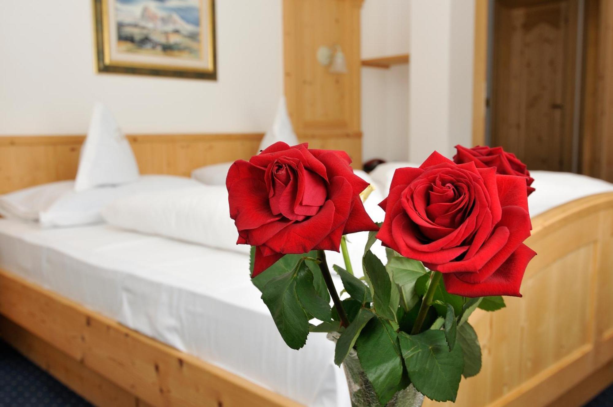 Garni Hotel Iris Selva di Val Gardena Exteriör bild