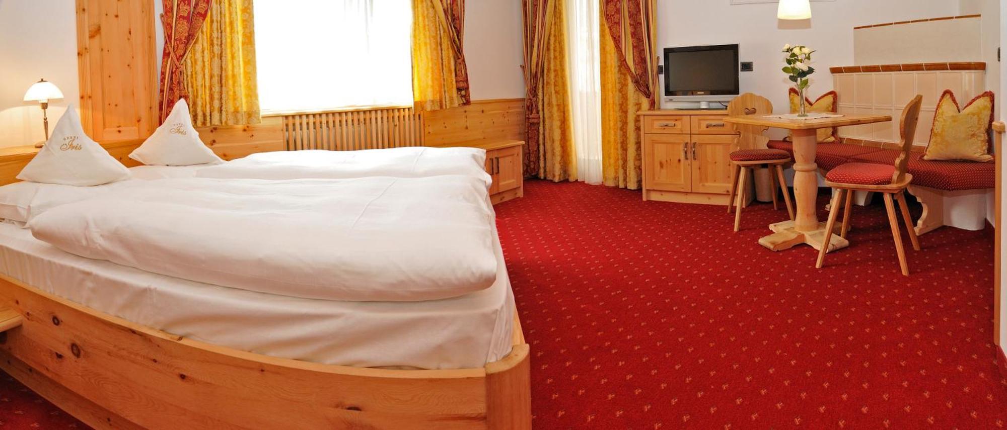 Garni Hotel Iris Selva di Val Gardena Exteriör bild