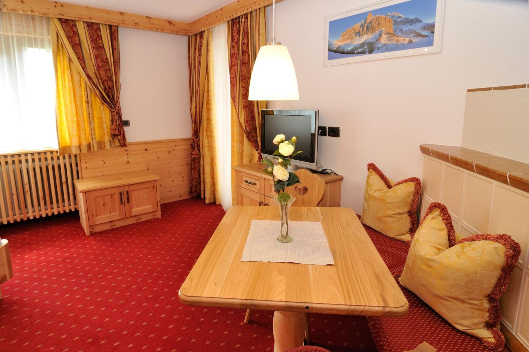 Garni Hotel Iris Selva di Val Gardena Exteriör bild