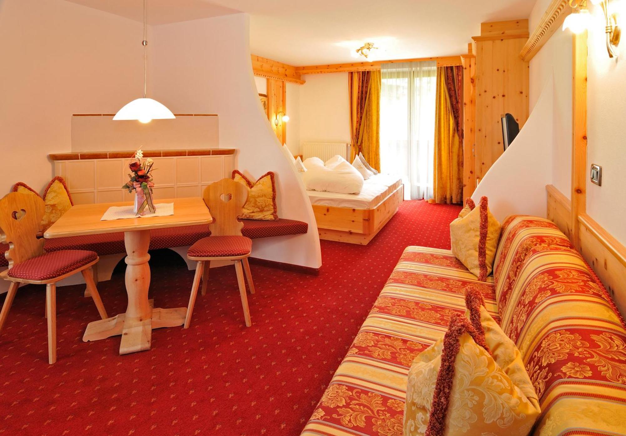 Garni Hotel Iris Selva di Val Gardena Exteriör bild
