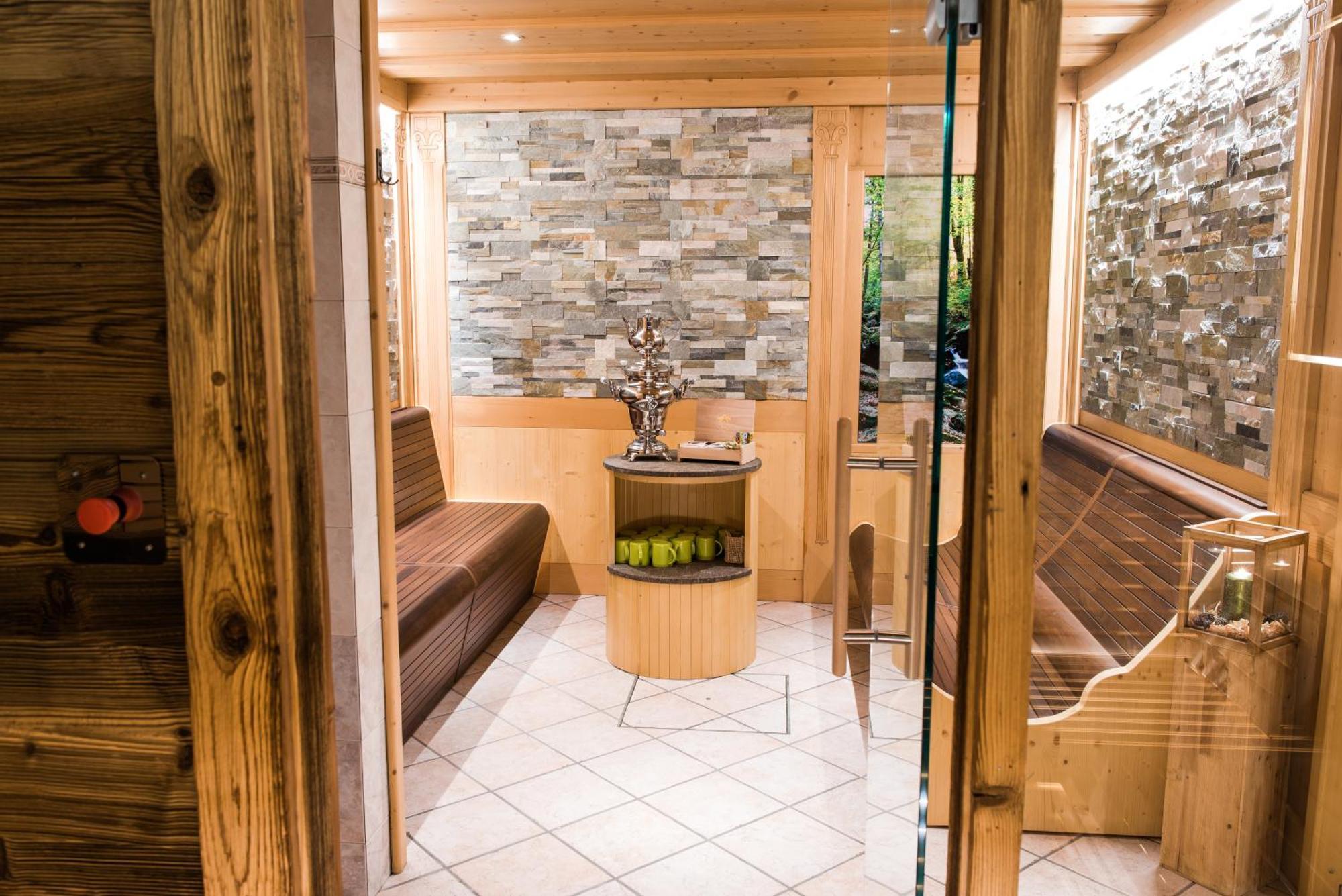 Garni Hotel Iris Selva di Val Gardena Exteriör bild
