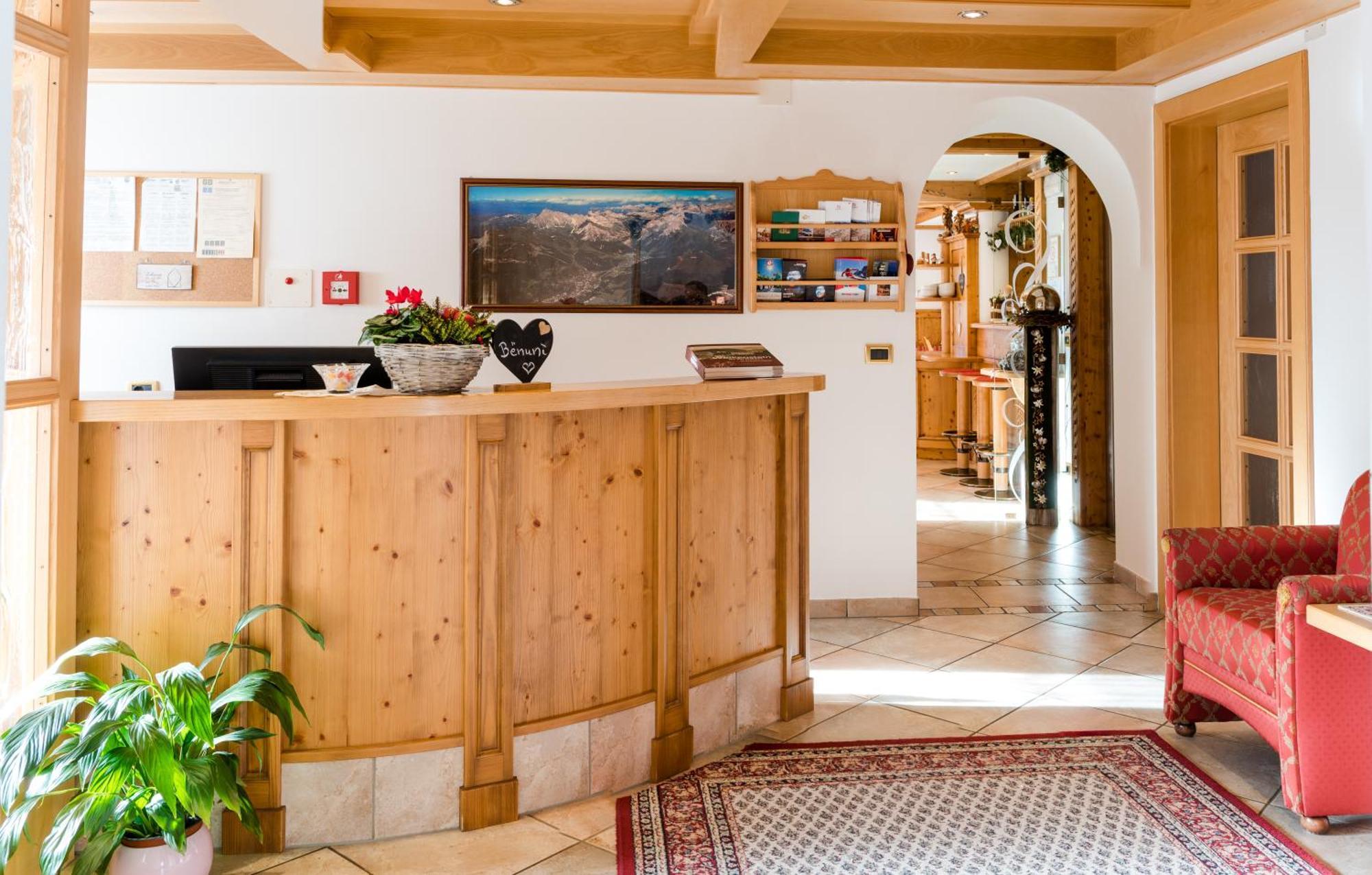 Garni Hotel Iris Selva di Val Gardena Exteriör bild
