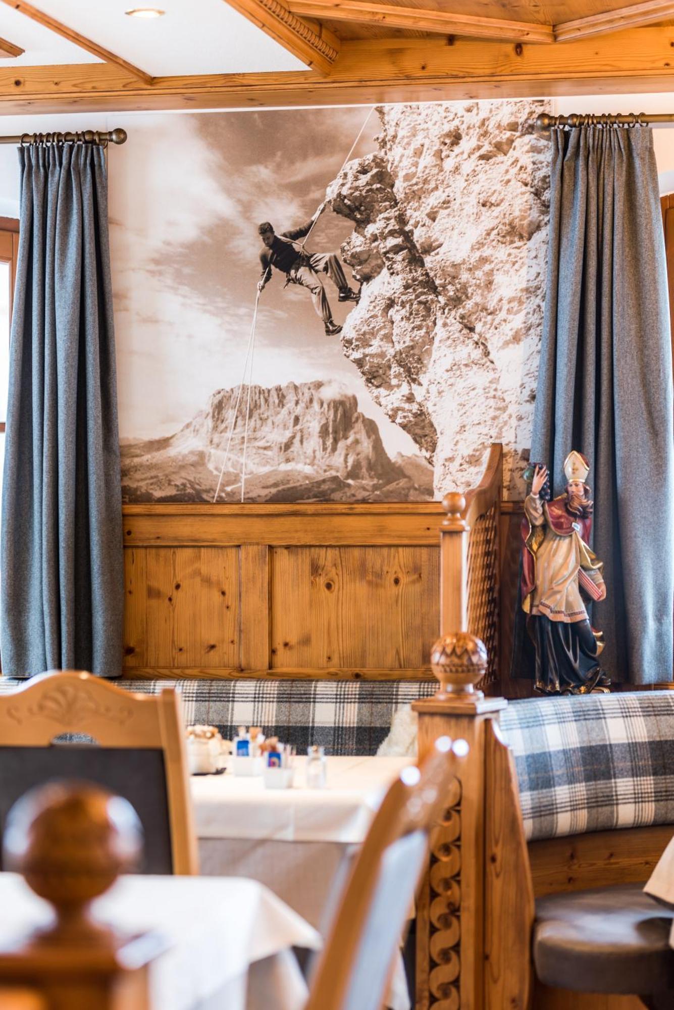 Garni Hotel Iris Selva di Val Gardena Exteriör bild