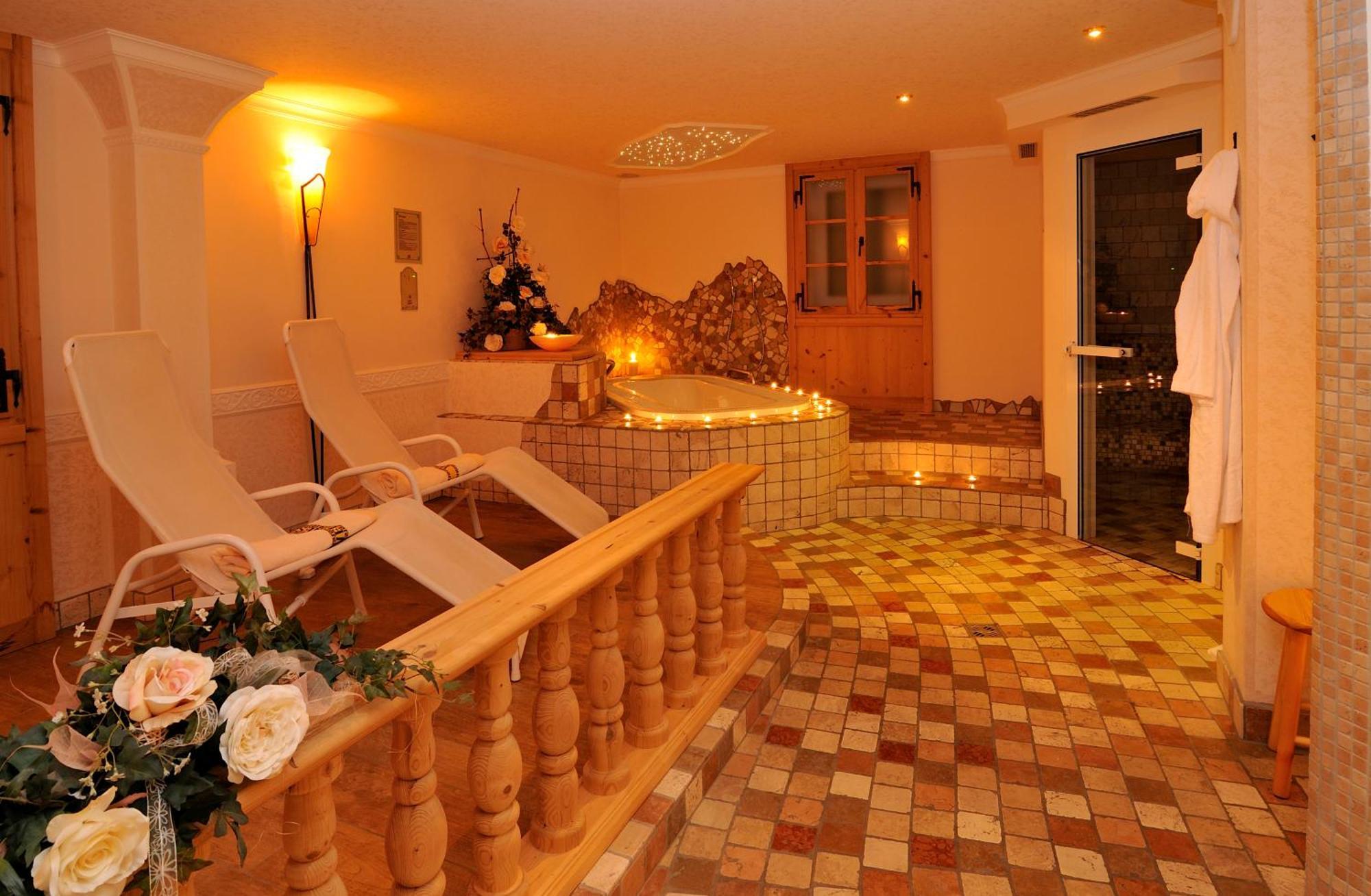 Garni Hotel Iris Selva di Val Gardena Exteriör bild
