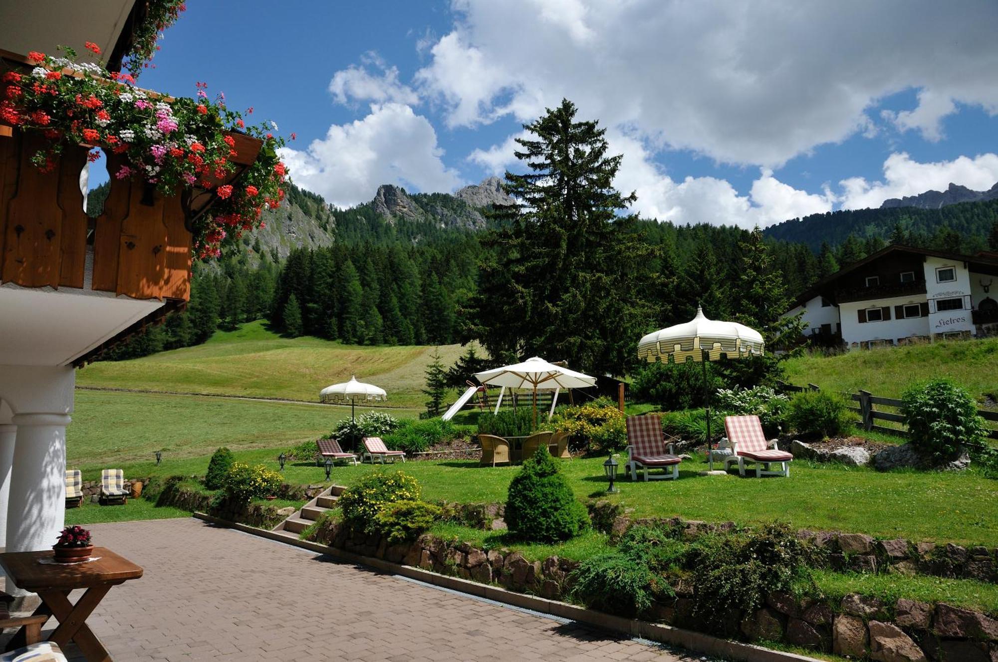 Garni Hotel Iris Selva di Val Gardena Exteriör bild