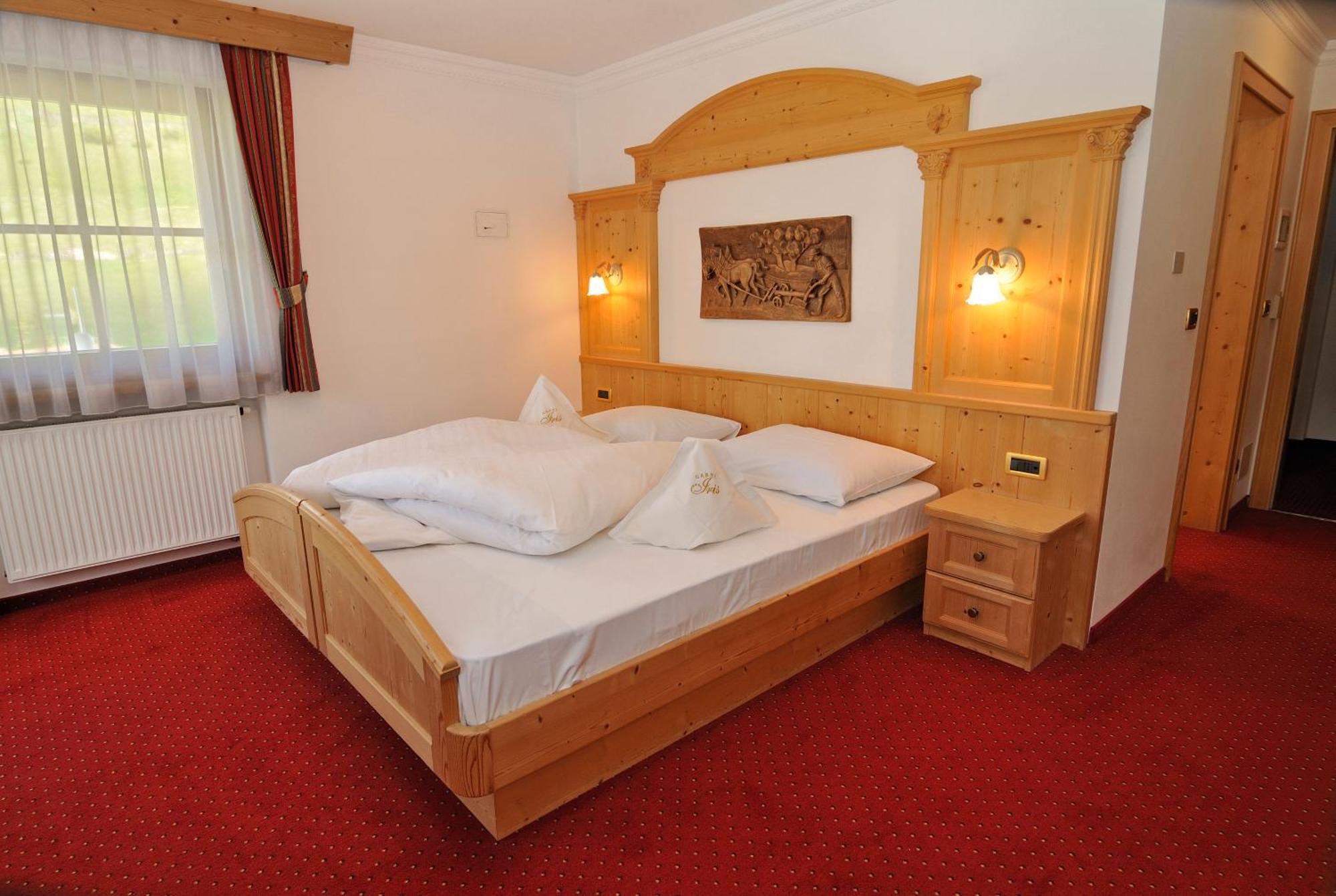 Garni Hotel Iris Selva di Val Gardena Exteriör bild