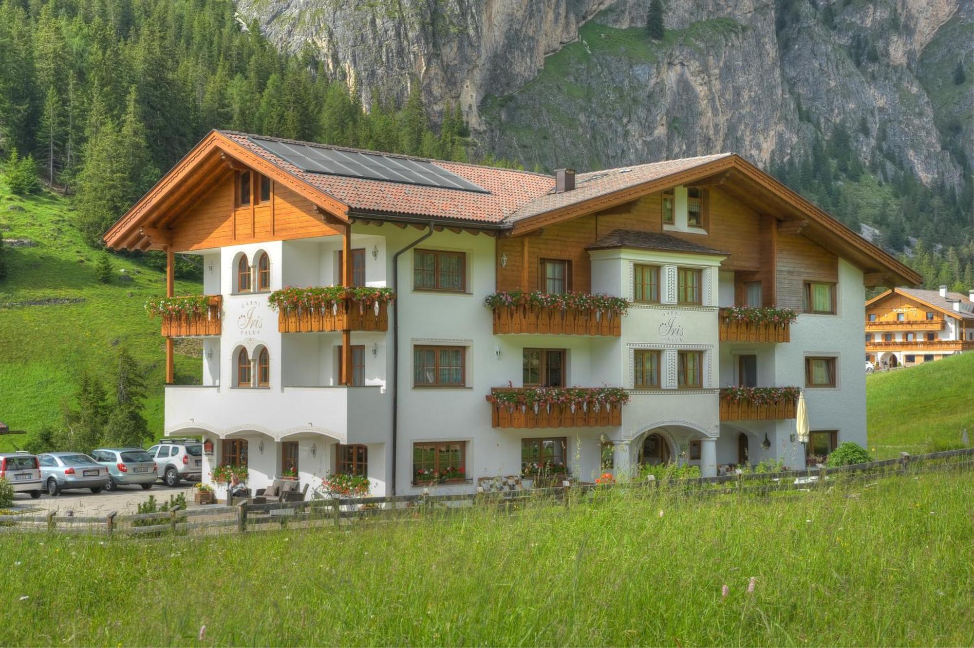 Garni Hotel Iris Selva di Val Gardena Exteriör bild