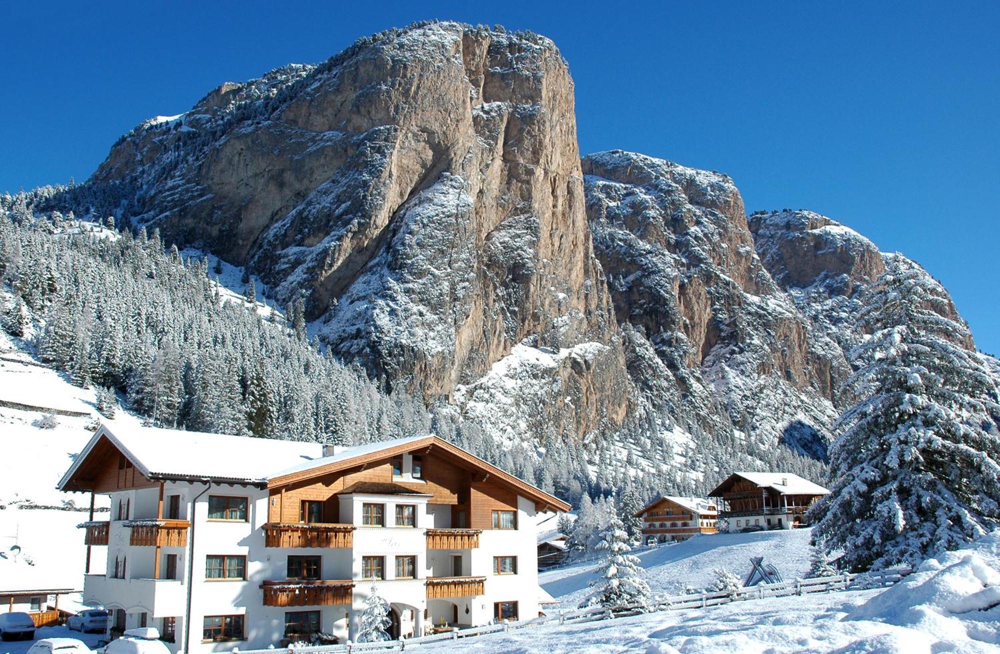 Garni Hotel Iris Selva di Val Gardena Exteriör bild