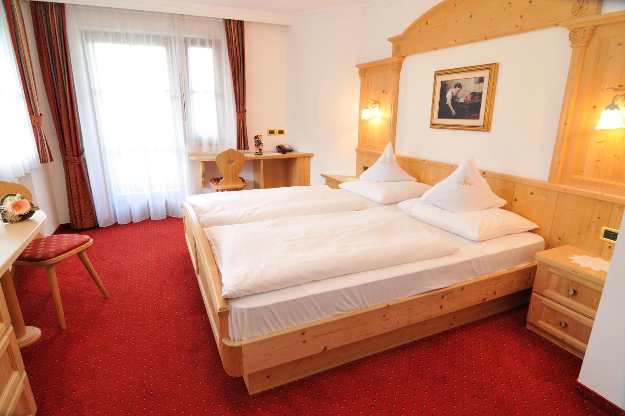 Garni Hotel Iris Selva di Val Gardena Exteriör bild